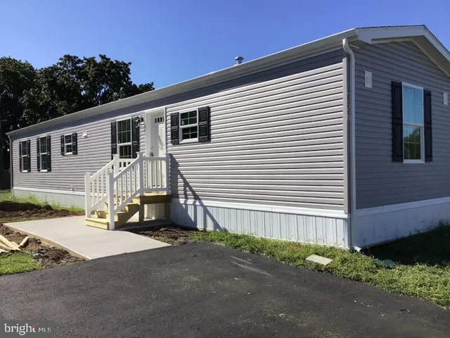 a view of a house with backyard and garden