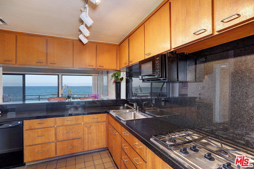 24916 Malibu Road Malibu, CA 90265 - Photo 16 of 39