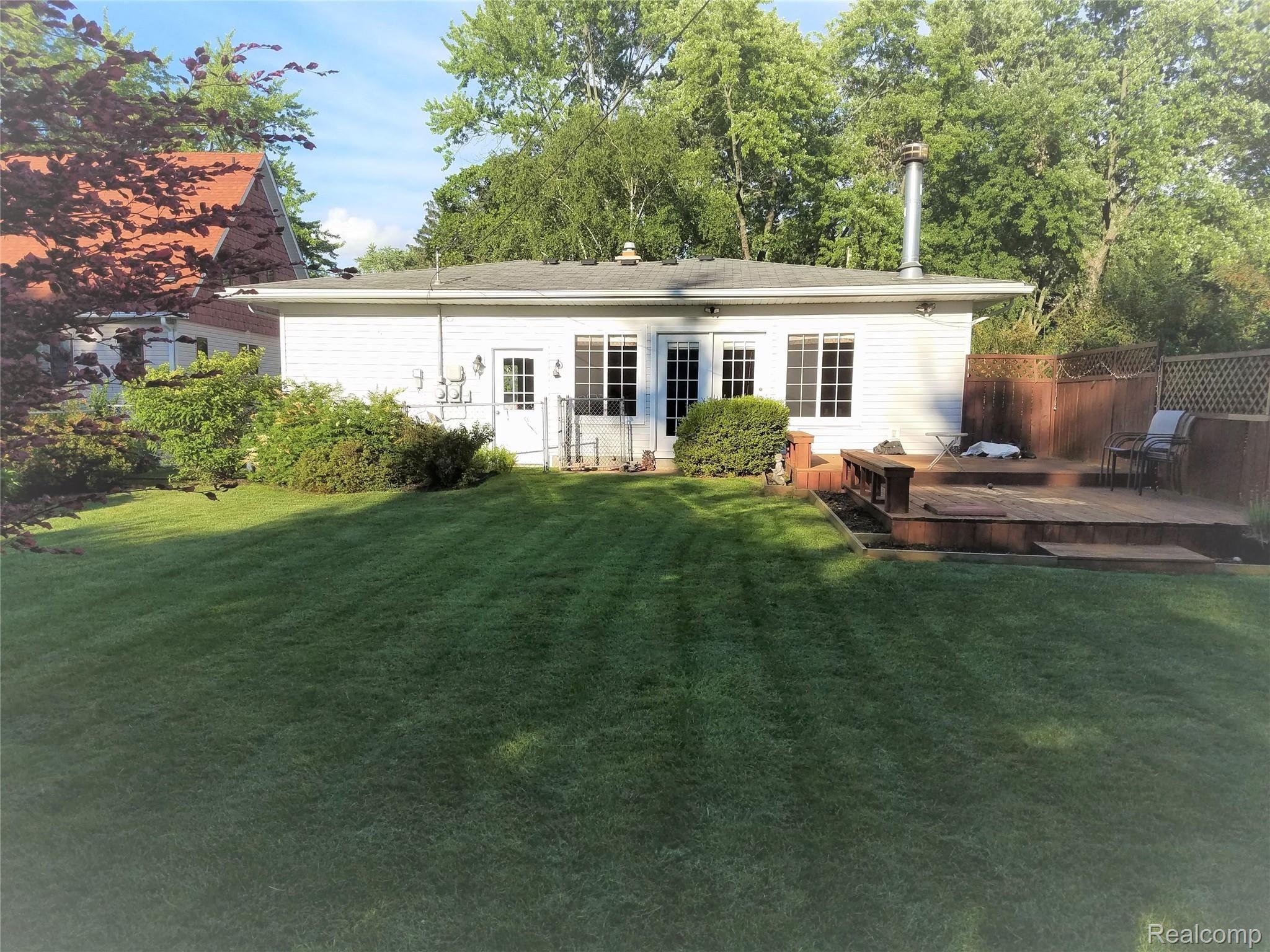 330 Exmoor Road Waterford, MI 48328 - Photo 11 of 12 Rear 3.jpg