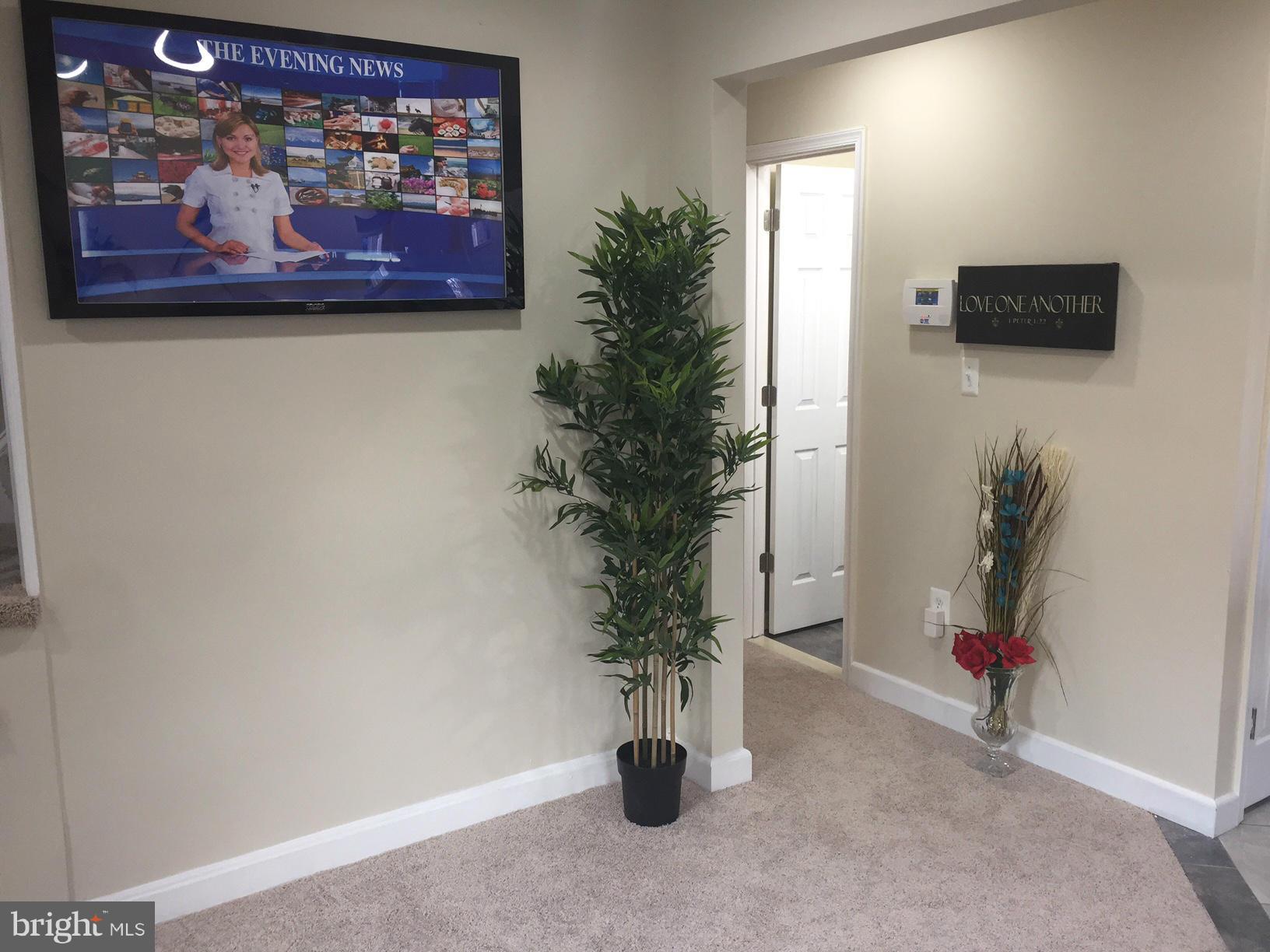 910 Brooke Road Capitol Heights, MD 20743 - Photo 9 of 27 Living Room