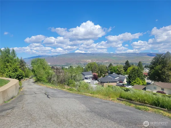 $550,000 | 1823 N Road, Wenatchee, WA 98801
