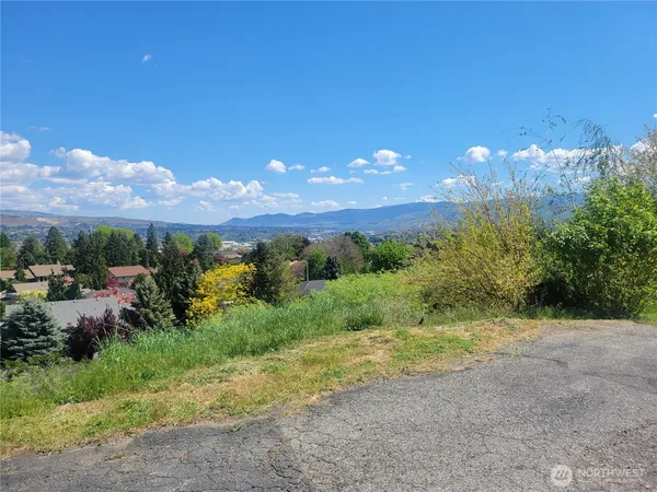 $550,000 | 1823 N Road, Wenatchee, WA 98801