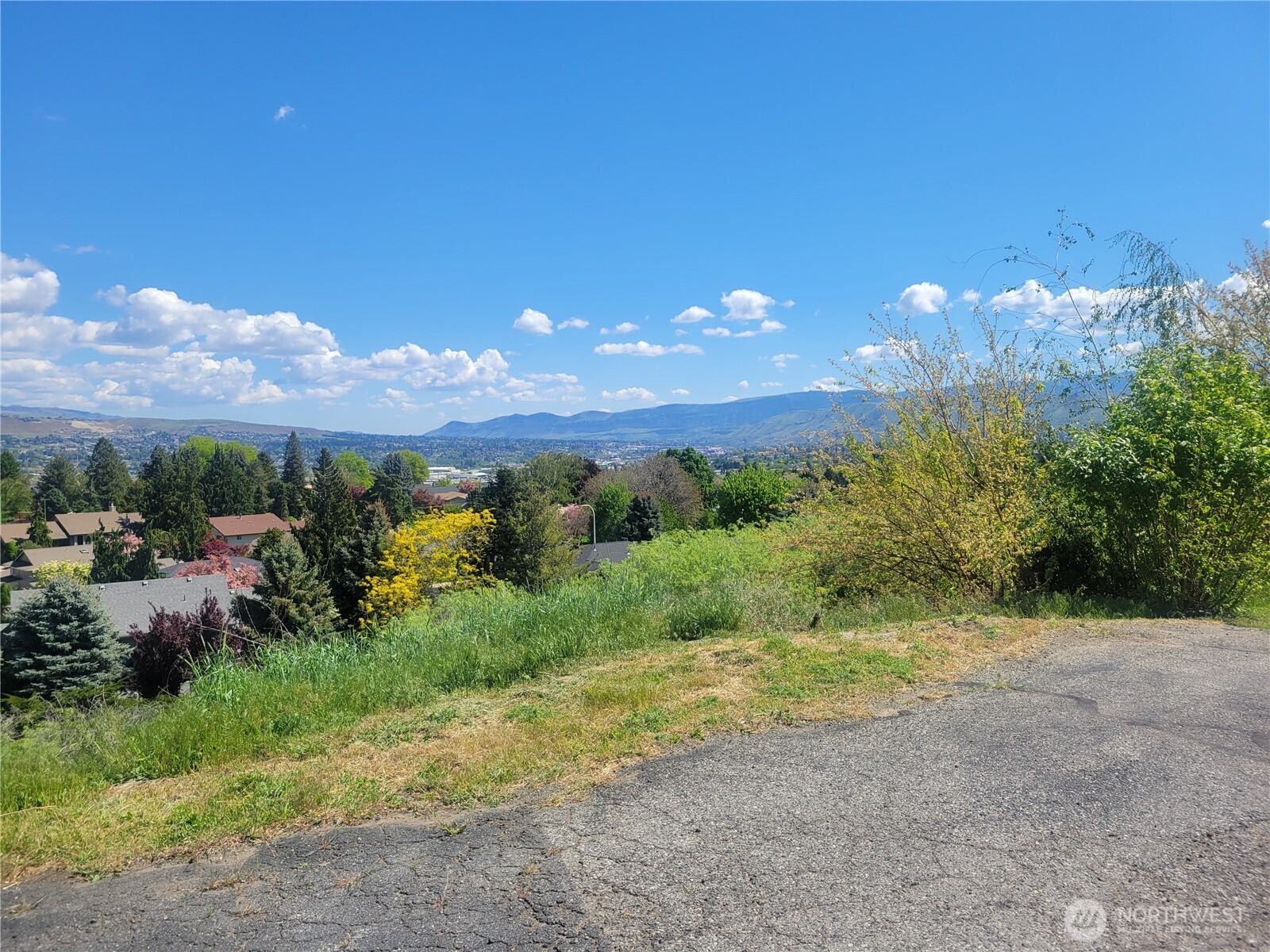 1823 N Road Wenatchee, WA 98801 - Photo 2 of 5
