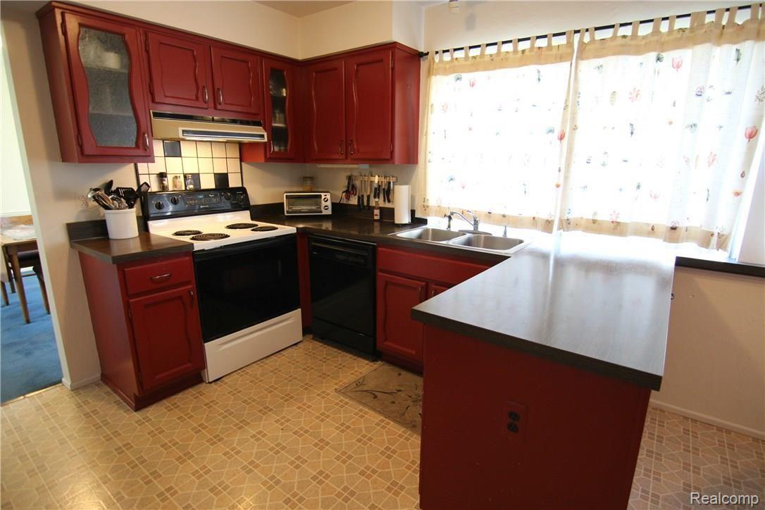 1111 Hemlock Drive Rochester, MI 48307 - Photo 8 of 28 JHelock Dr Kitchen 2.jpg