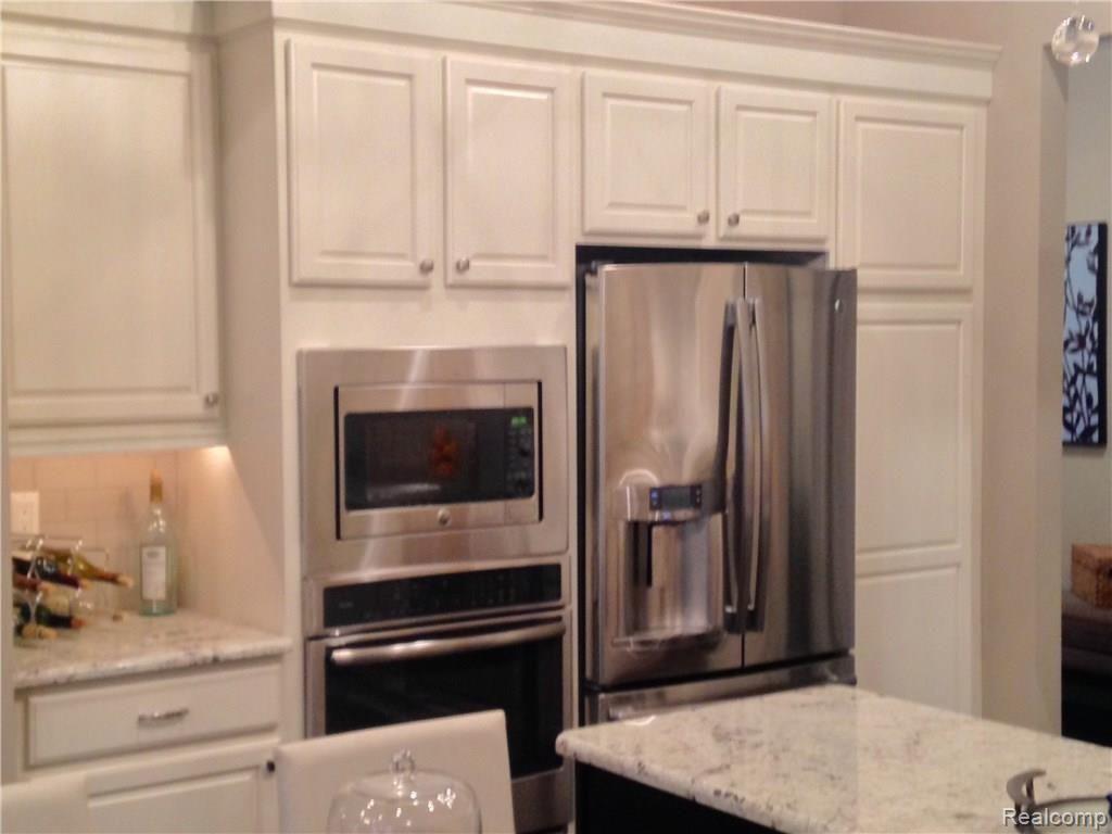 5226 Brecon Court Rochester, MI 48306 - Photo 4 of 26 kitchen2.jpg