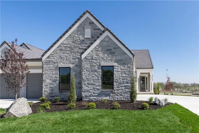 $1,050,000 | 13709 Pembroke Lane, Leawood, KS 66224