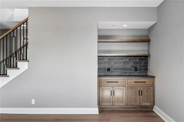 $1,050,000 | 13709 Pembroke Lane, Leawood, KS 66224