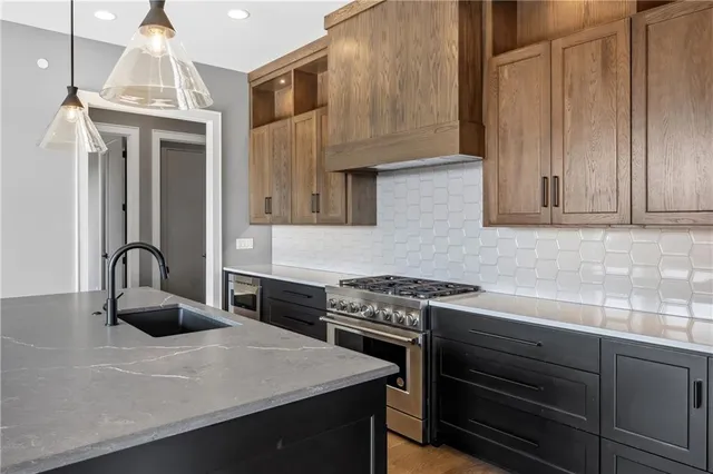 $1,050,000 | 13709 Pembroke Lane, Leawood, KS 66224