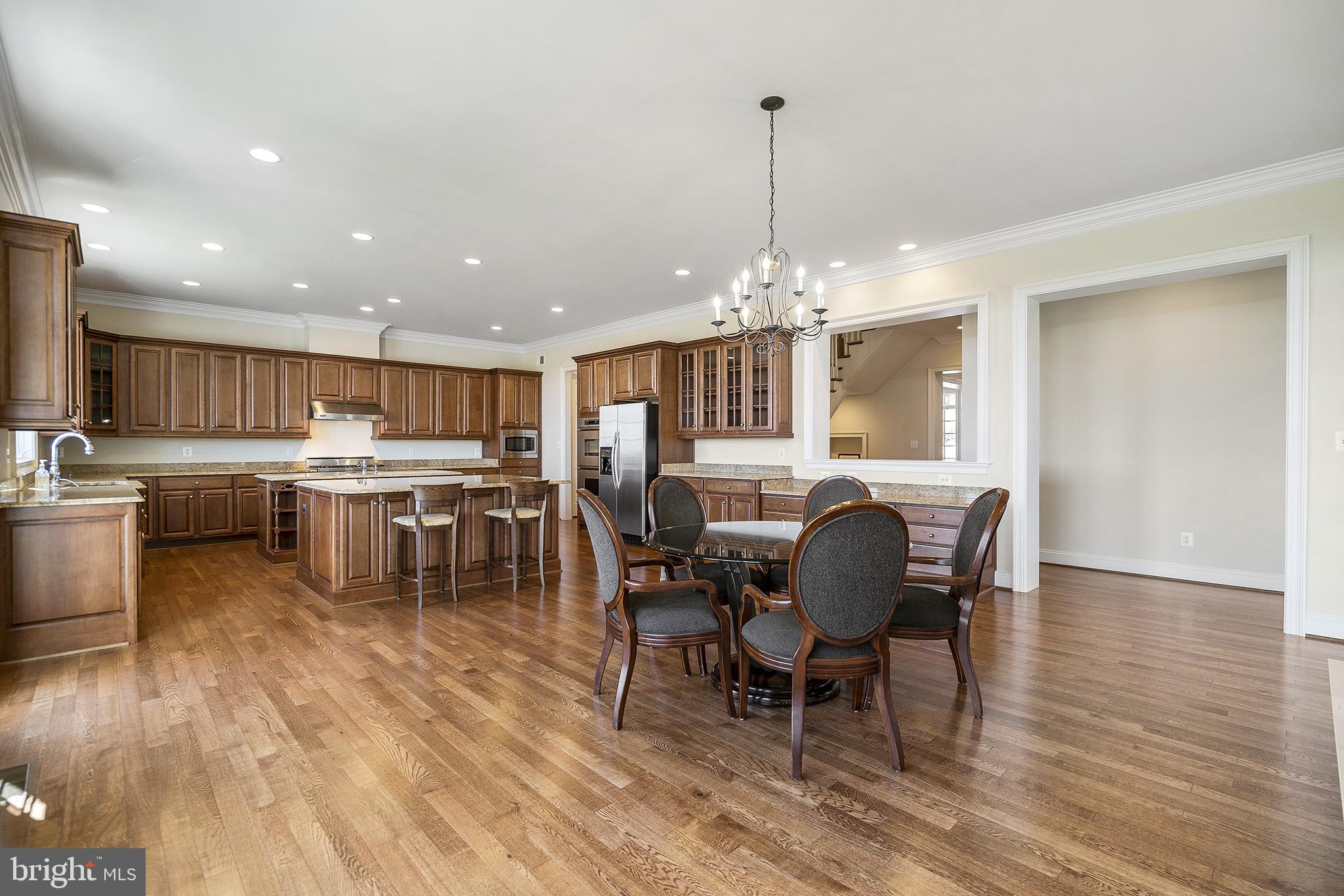 41382 Raspberry Drive Leesburg, VA 20176 - Photo 13 of 43 Large kitchen with Viking appliances.