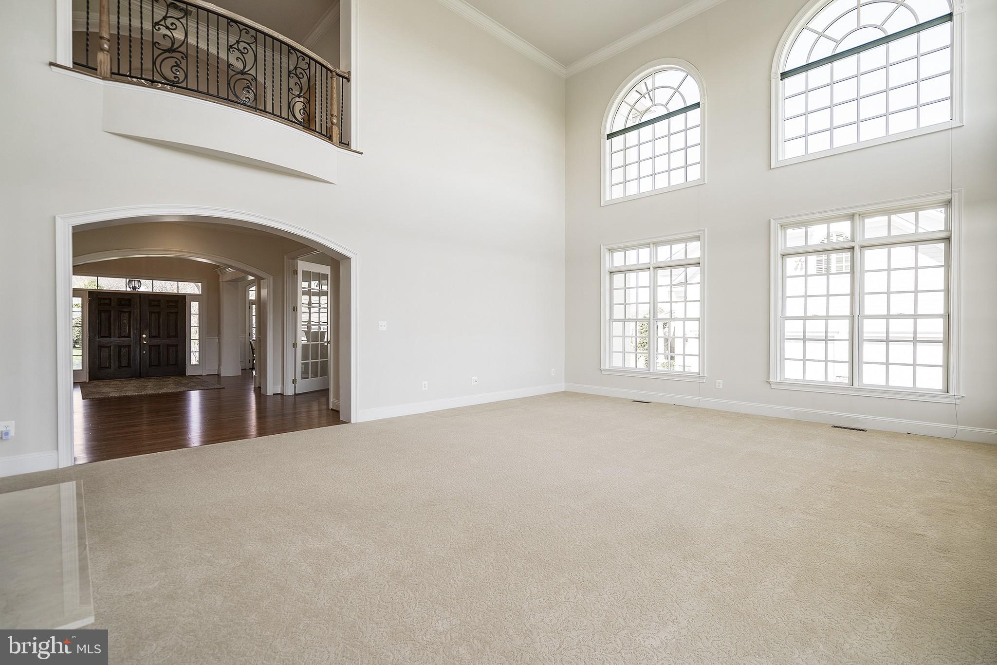 41382 Raspberry Drive Leesburg, VA 20176 - Photo 16 of 43 Spacious family room with a wall of windows!