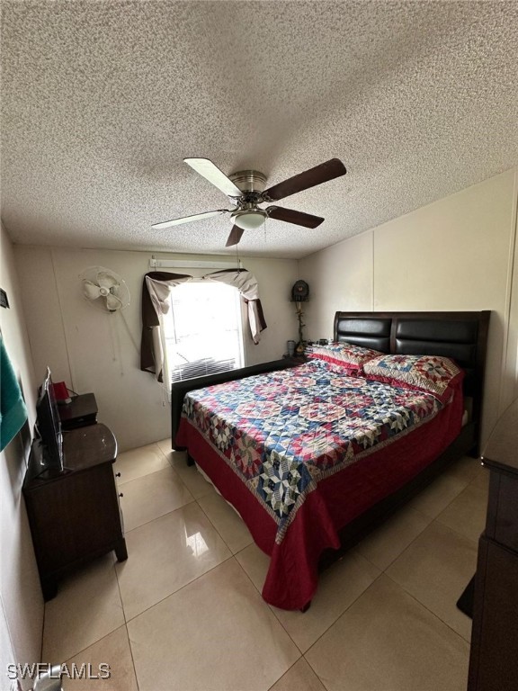618 Hunting Club Avenue Clewiston, FL 33440 - Photo 23 of 32 a bedroom with a bed and a couch