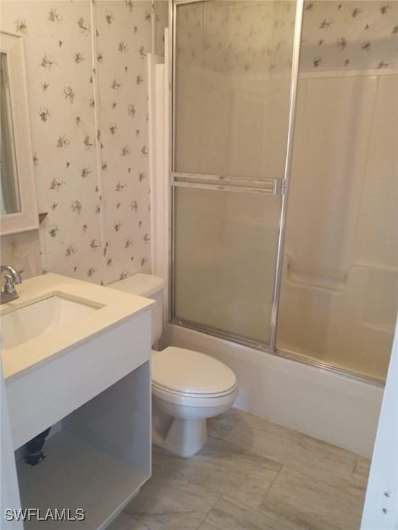 618 Hunting Club Avenue Clewiston, FL 33440 - Photo 9 of 32 a bathroom with a sink toilet and shower