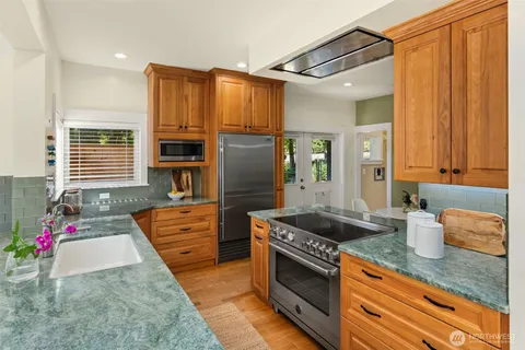 $1,468,000 | 6575 Honeysuckle Lane, Bainbridge Island, WA 98110