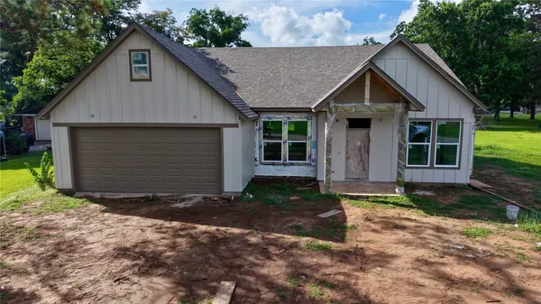 a view of house with backyard and garden