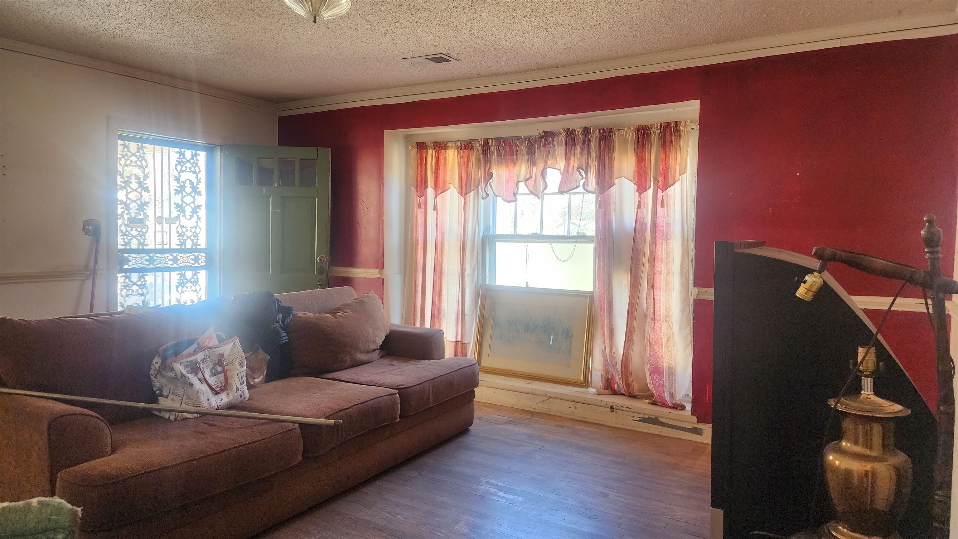 1069 McEvers Road Memphis, TN 38111 - Photo 8 of 12 a living room with furniture and a window