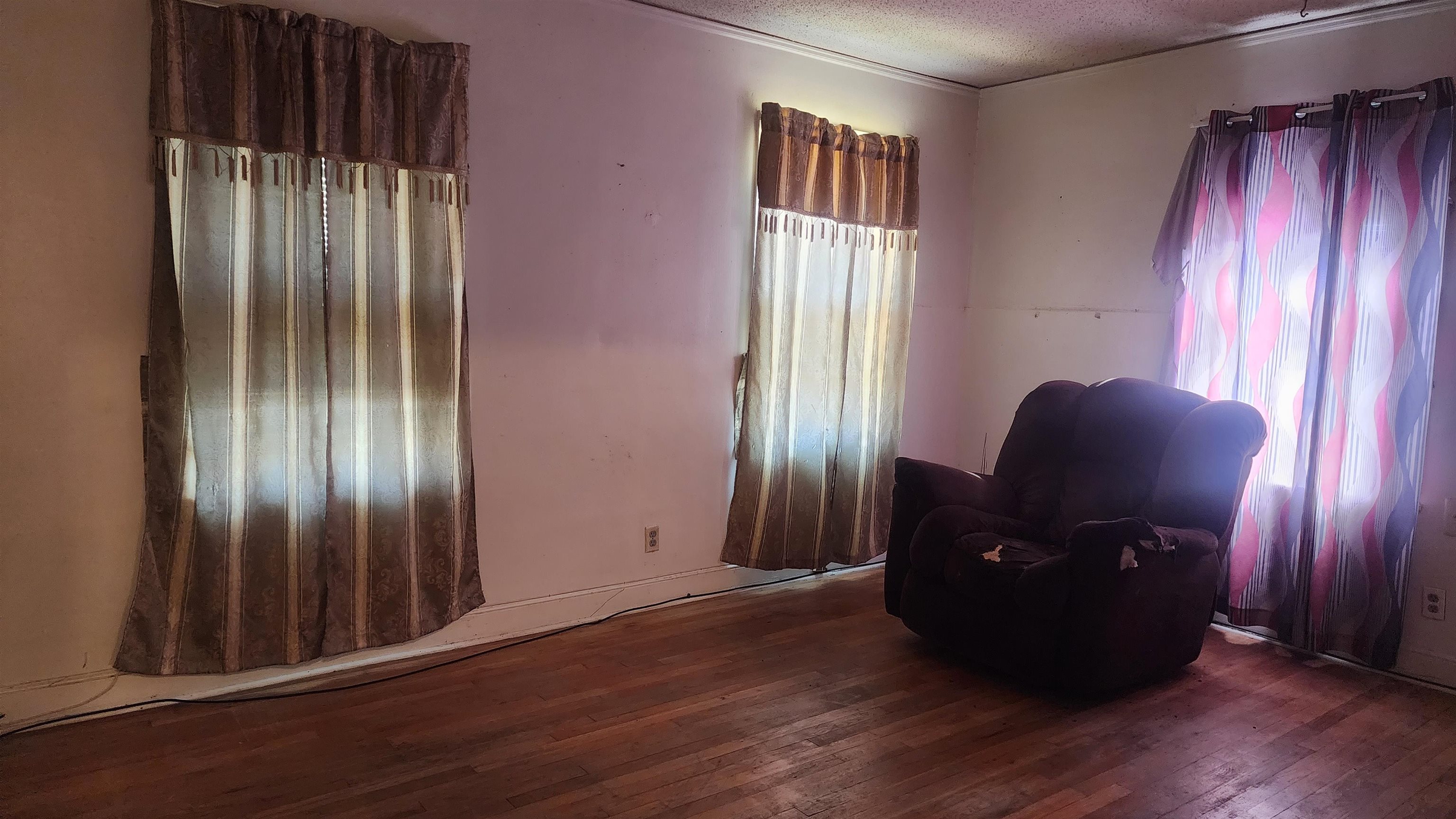 1069 McEvers Road Memphis, TN 38111 - Photo 10 of 12 a living room with furniture and wooden floor