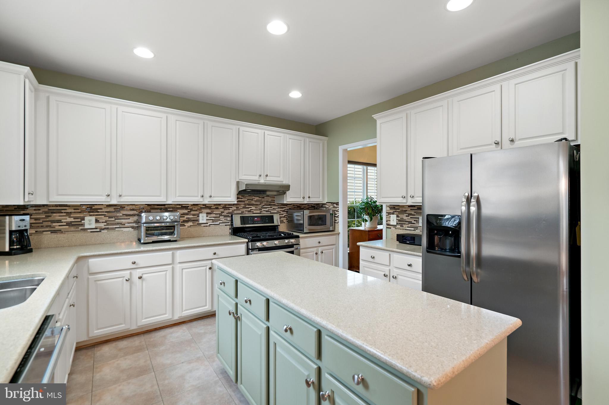 18279 Maple Spring Court Leesburg, VA 20176 - Photo 11 of 49 Kitchen / Silestone / Island / SSteel Applances