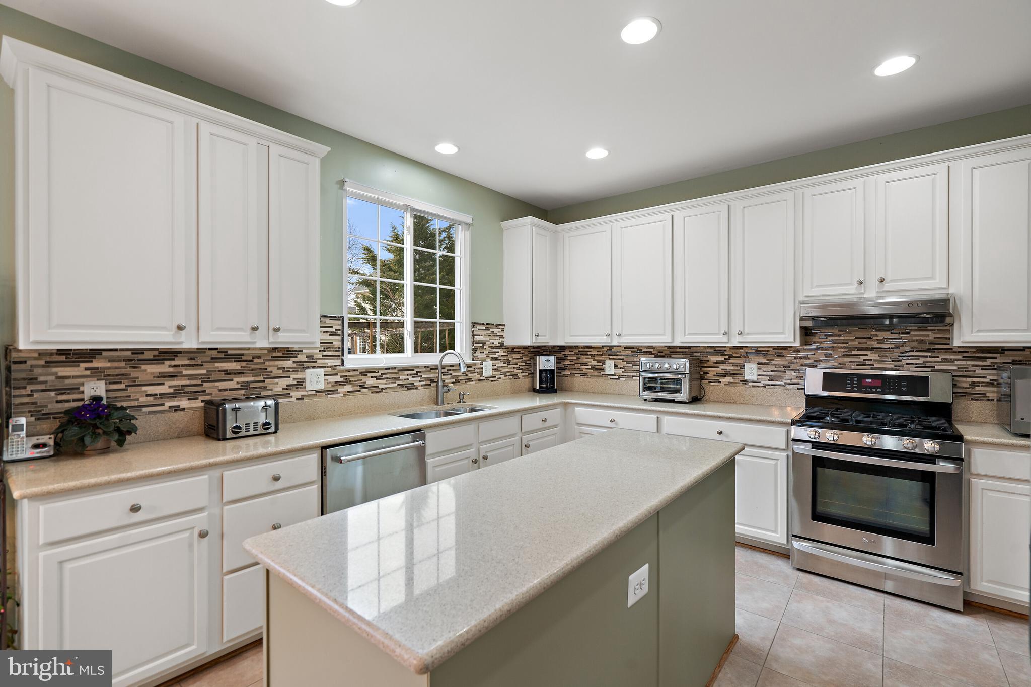 18279 Maple Spring Court Leesburg, VA 20176 - Photo 12 of 49 Gorgeous Renovated Kitchen with Backsplash