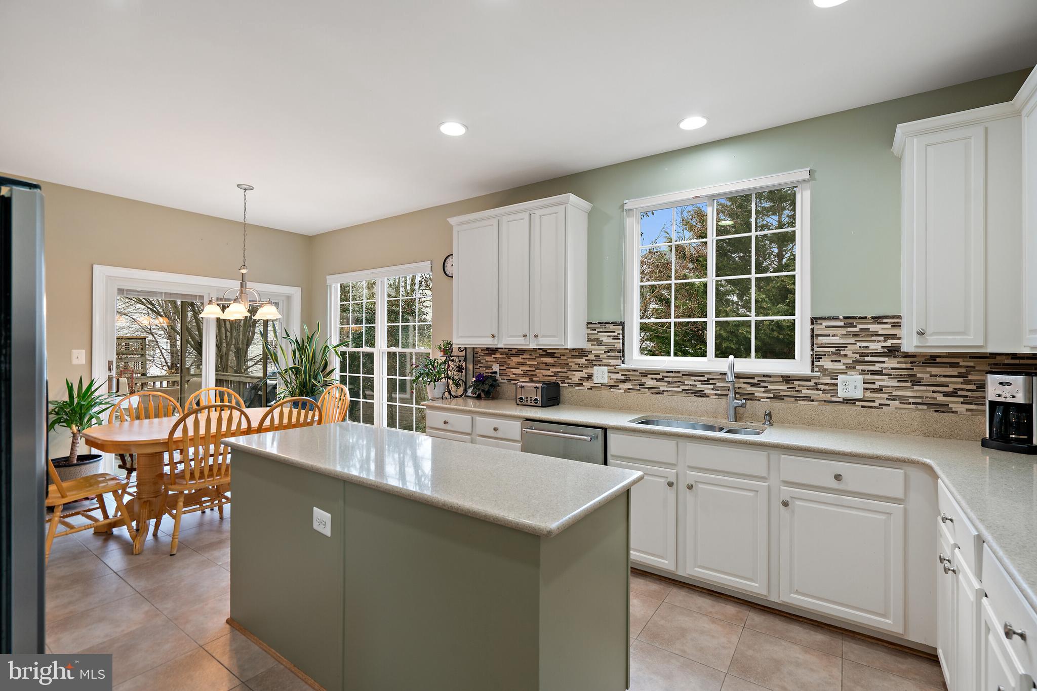 18279 Maple Spring Court Leesburg, VA 20176 - Photo 13 of 49 Large Kitchen with Eat-In / Breakfast Room