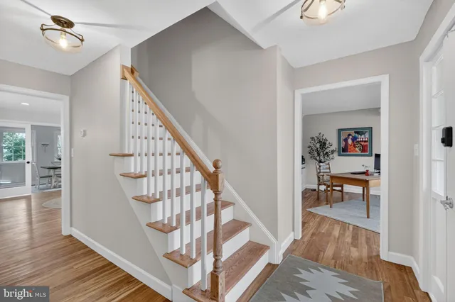 a picture of a bench in room