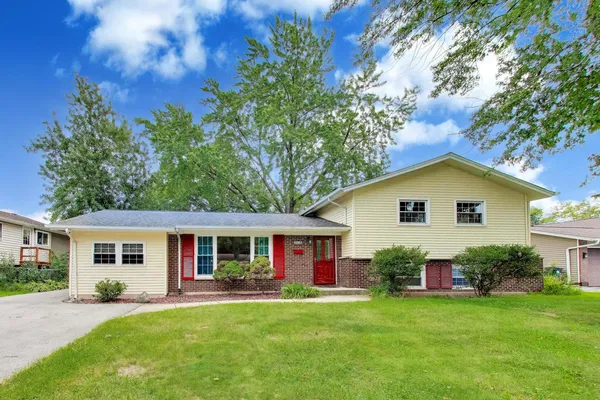 $495,000 | 2805 Kincaid Drive, Woodridge, IL 60517