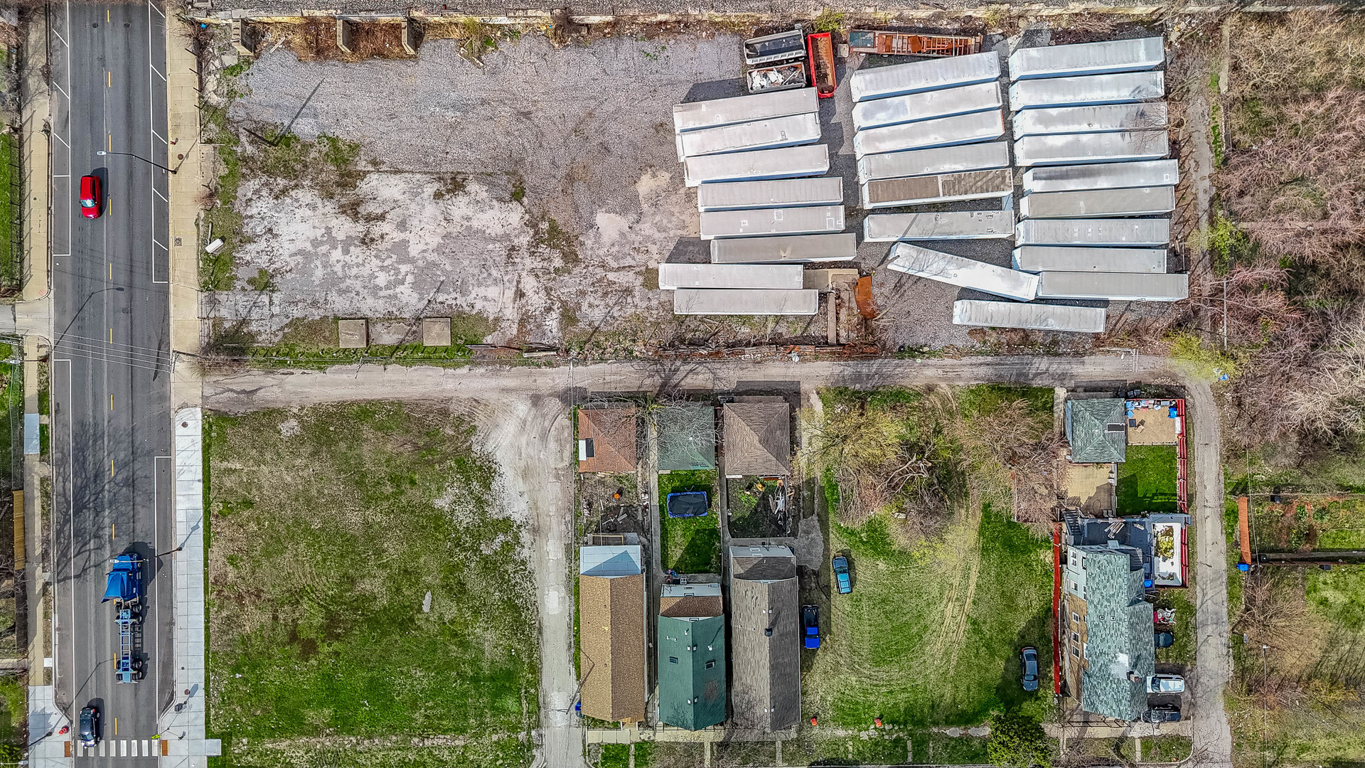 352 West 59th Street Chicago, IL 60621 - Photo 4 of 10 a balcony with next to a yard