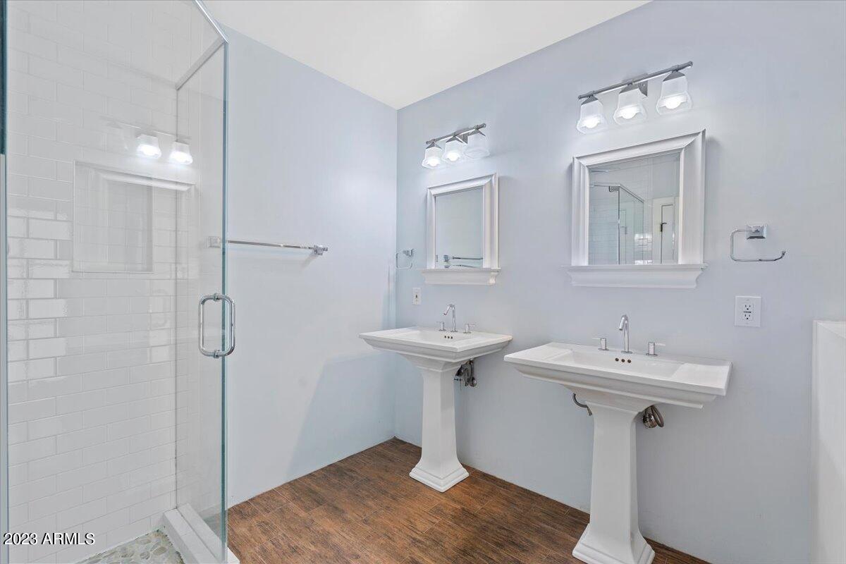 50 East Lamar Road Phoenix, AZ 85012 - Photo 27 of 34 29-Primary Bathroom