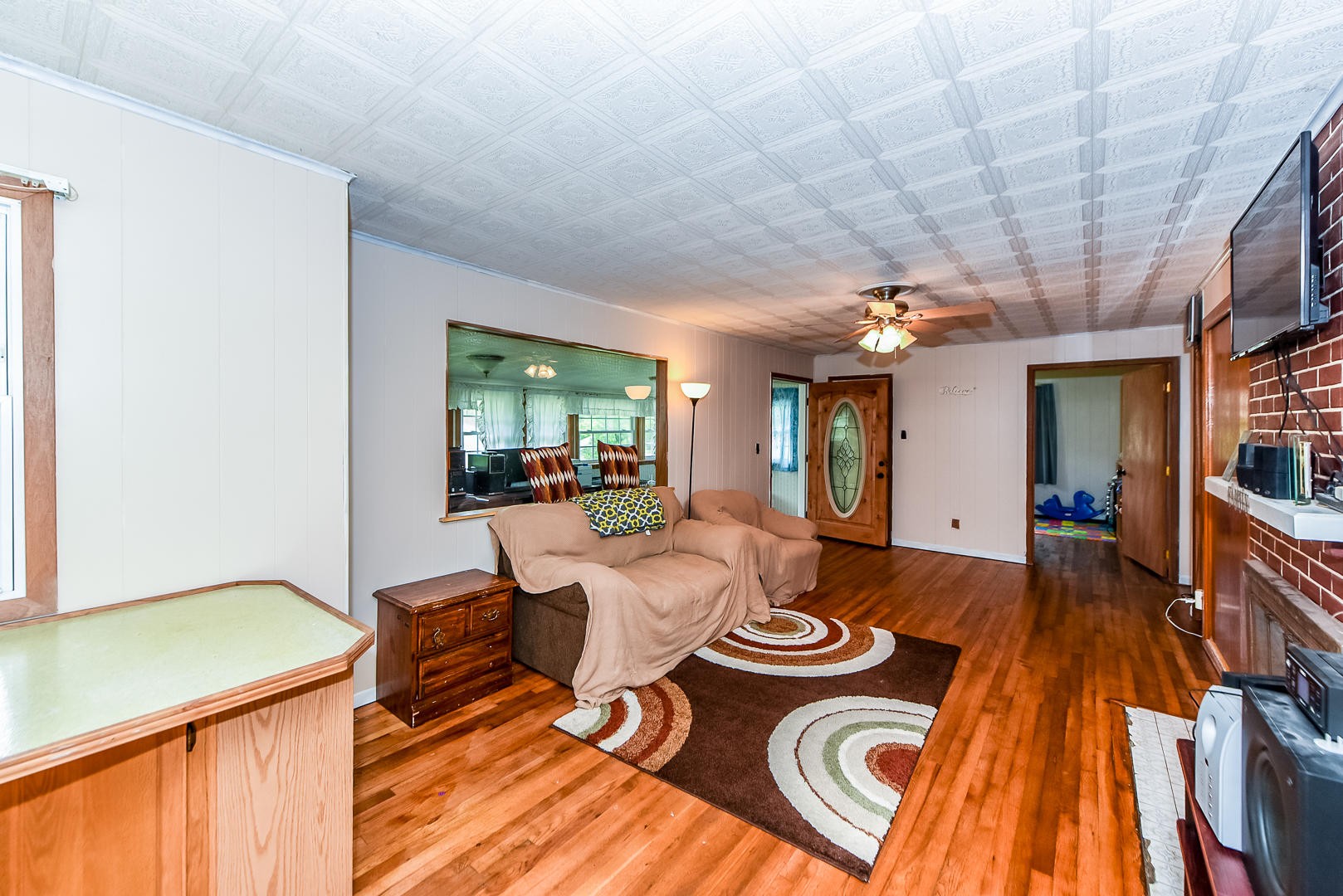 104 East Price Road Oak Ridge, TN 37830 - Photo 3 of 16 a living room with furniture and a flat screen tv