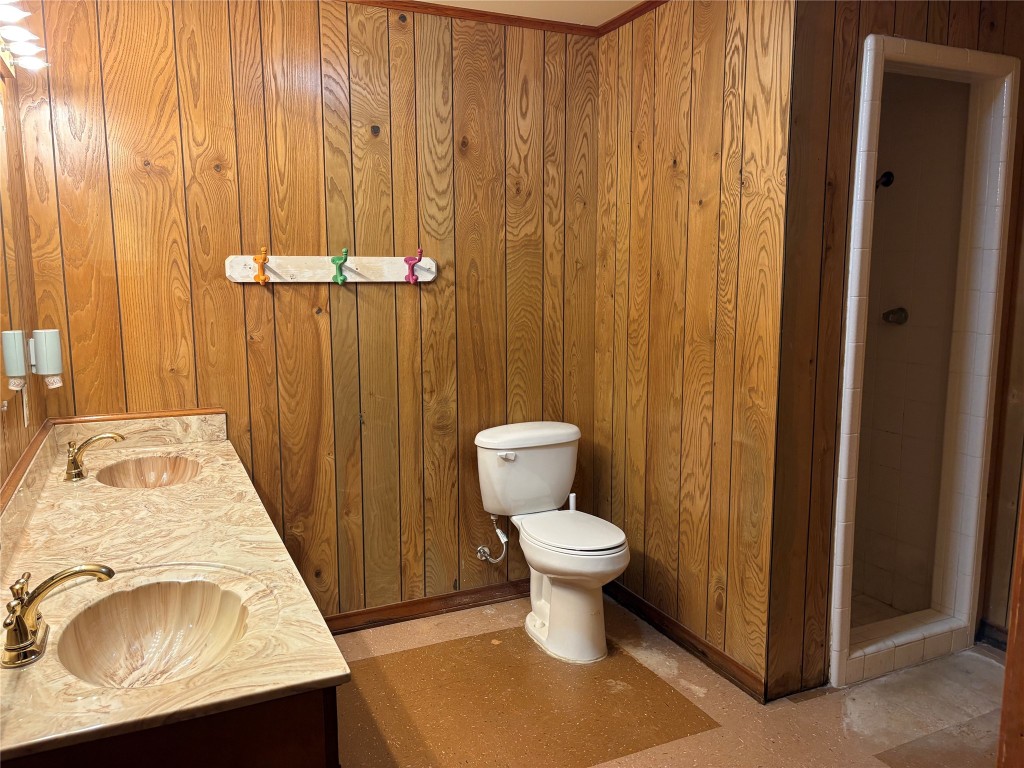 784 Highway 183 Highway Refugio, TX 78377 - Photo 16 of 20 a bathroom with a sink and a toilet