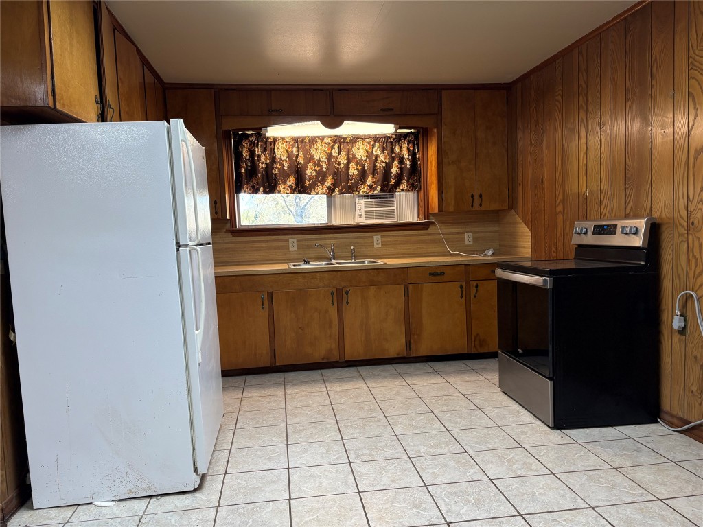 784 Highway 183 Highway Refugio, TX 78377 - Photo 17 of 20 a kitchen with stainless steel appliances a refrigerator and a sink