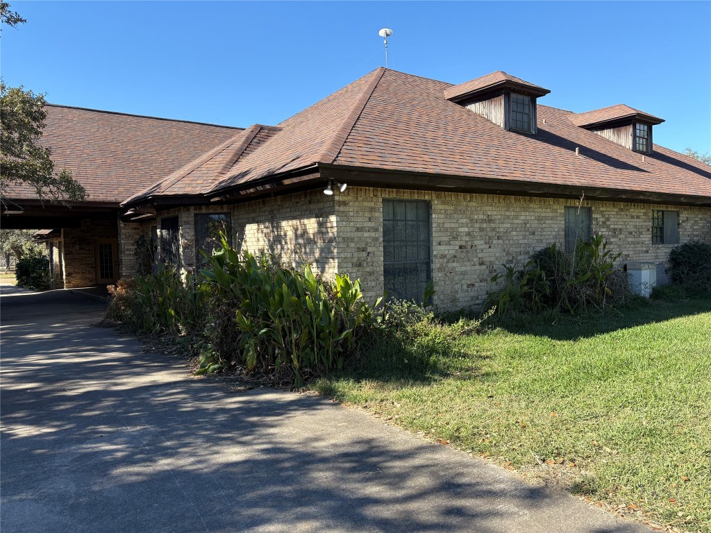 784 Highway 183 Highway Refugio, TX 78377 - Photo 6 of 20 a front view of a house with garden