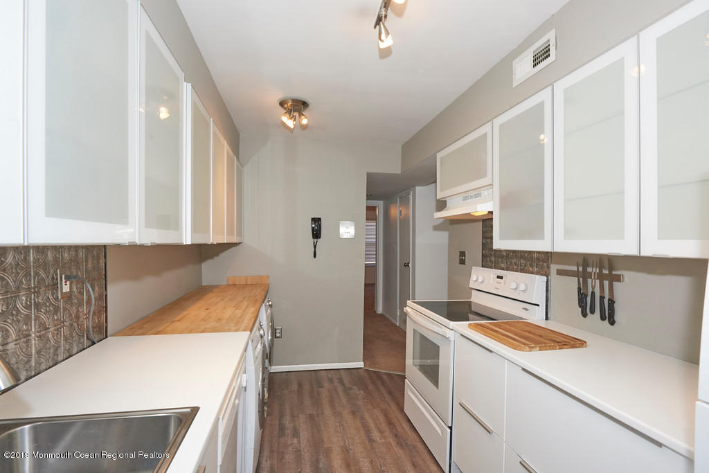 200 Portland Road, Unit E18 Highlands, NJ 07732 - Photo 8 of 16 a kitchen that has a sink and a stove in it