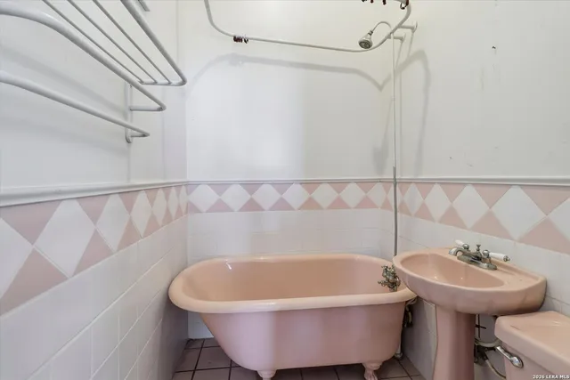 a view of an entryway with workspace