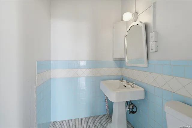 a view of yard with green space