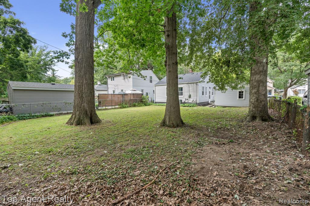 2169 Roslyn Road Grosse Pointe Woods, MI 48236 - Photo 32 of 43