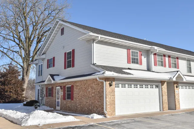 $289,900 | 326 Kettle Moraine Drive North, Unit 1, Slinger, WI 53086