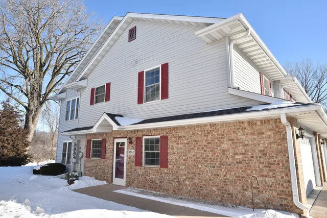$289,900 | 326 Kettle Moraine Drive North, Unit 1, Slinger, WI 53086