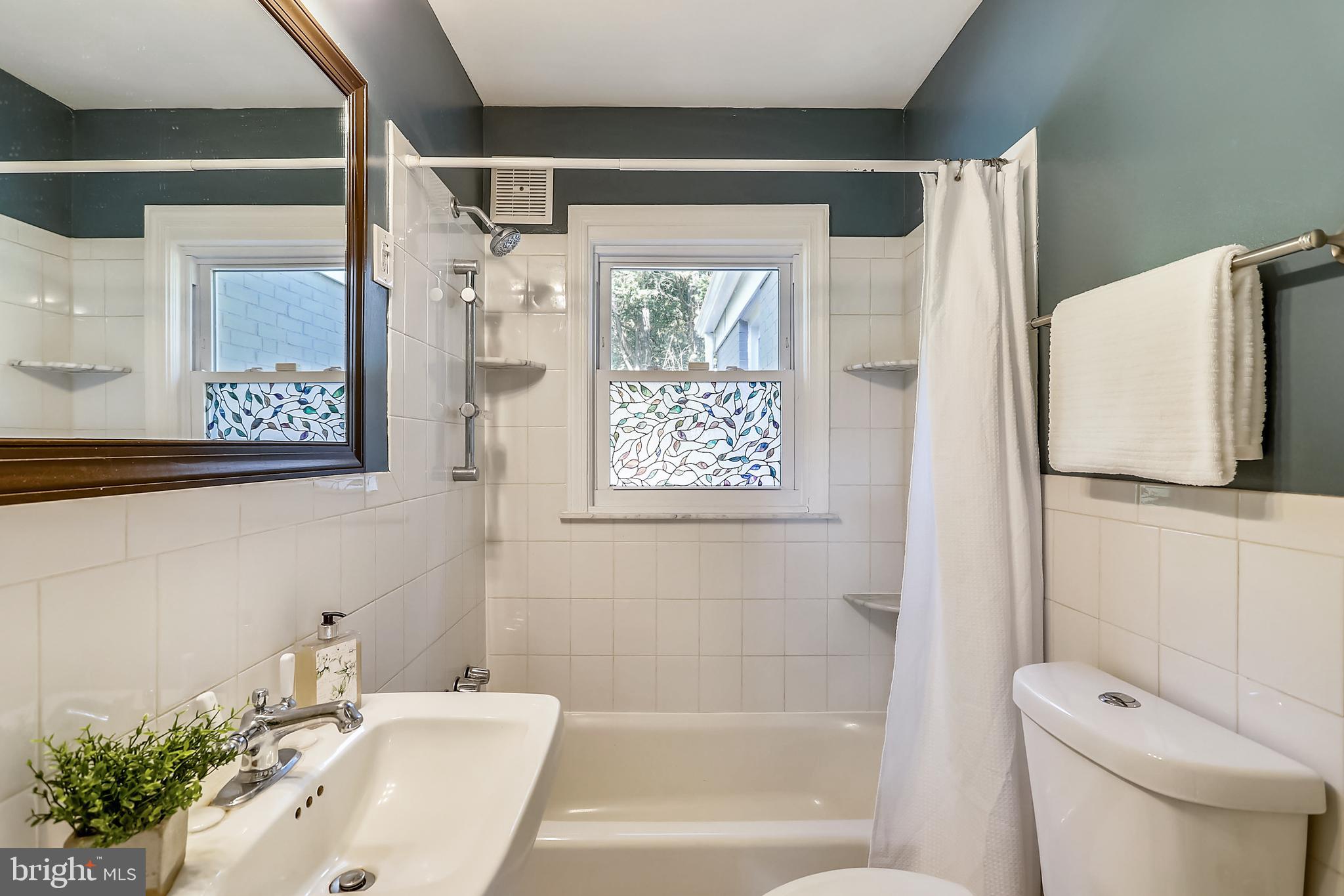 513 Harding Drive Silver Spring, MD 20901 - Photo 13 of 36 Main Floor Full Bathroom with tub