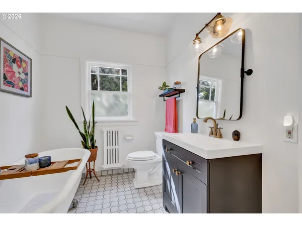 $1,099,000 | 850 East Beacon Drive, Eugene, OR 97404