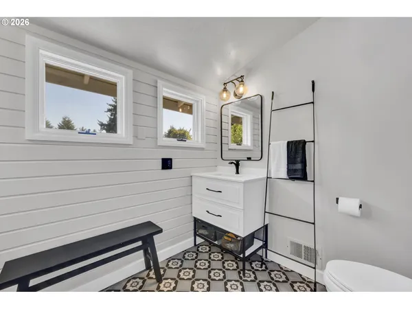 $1,099,000 | 850 East Beacon Drive, Eugene, OR 97404
