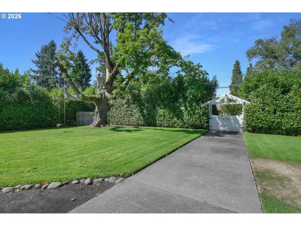$1,099,000 | 850 East Beacon Drive, Eugene, OR 97404