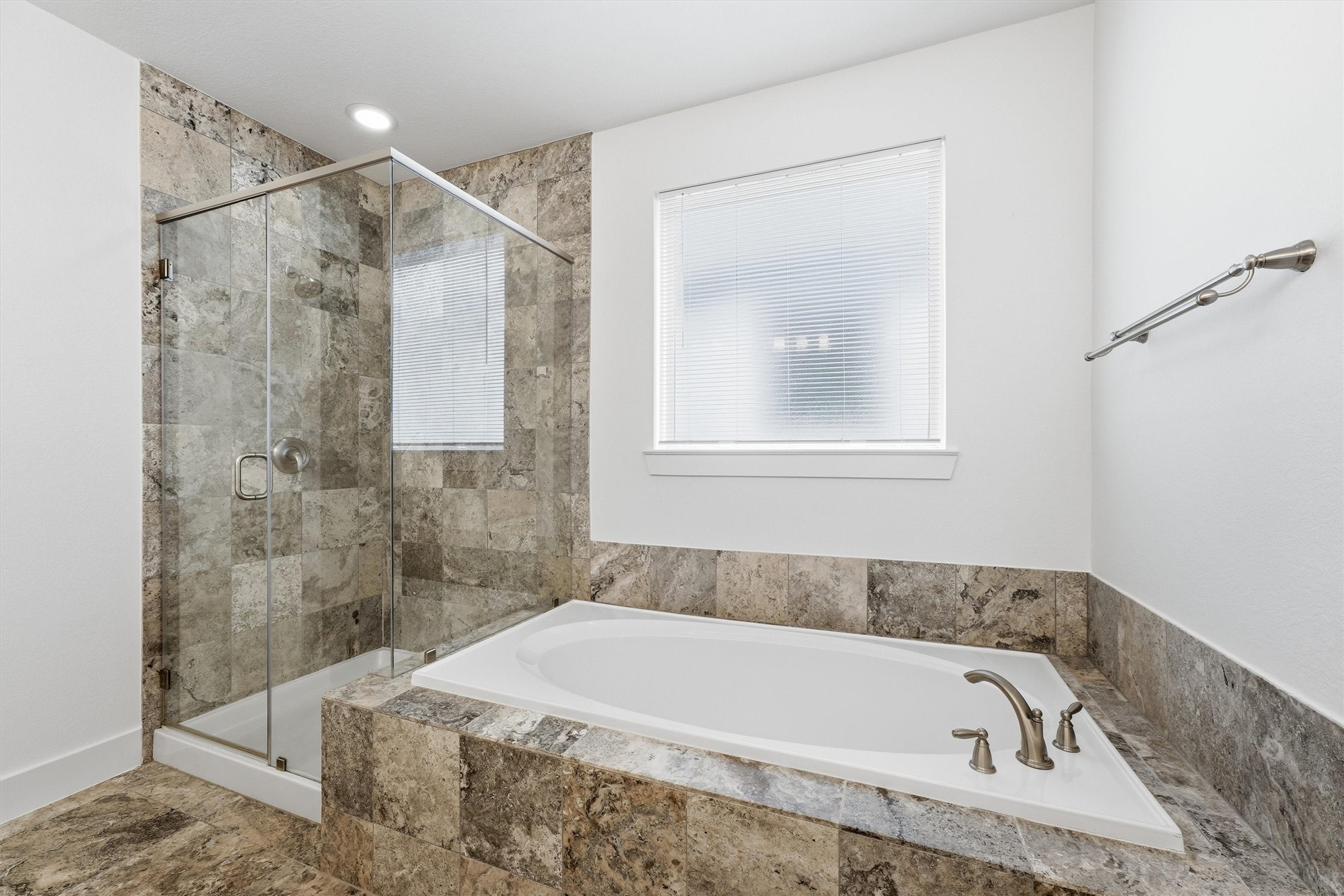 5326 Darling Street Houston, TX 77007 - Photo 21 of 31 Separate tub and shower in primary bath.