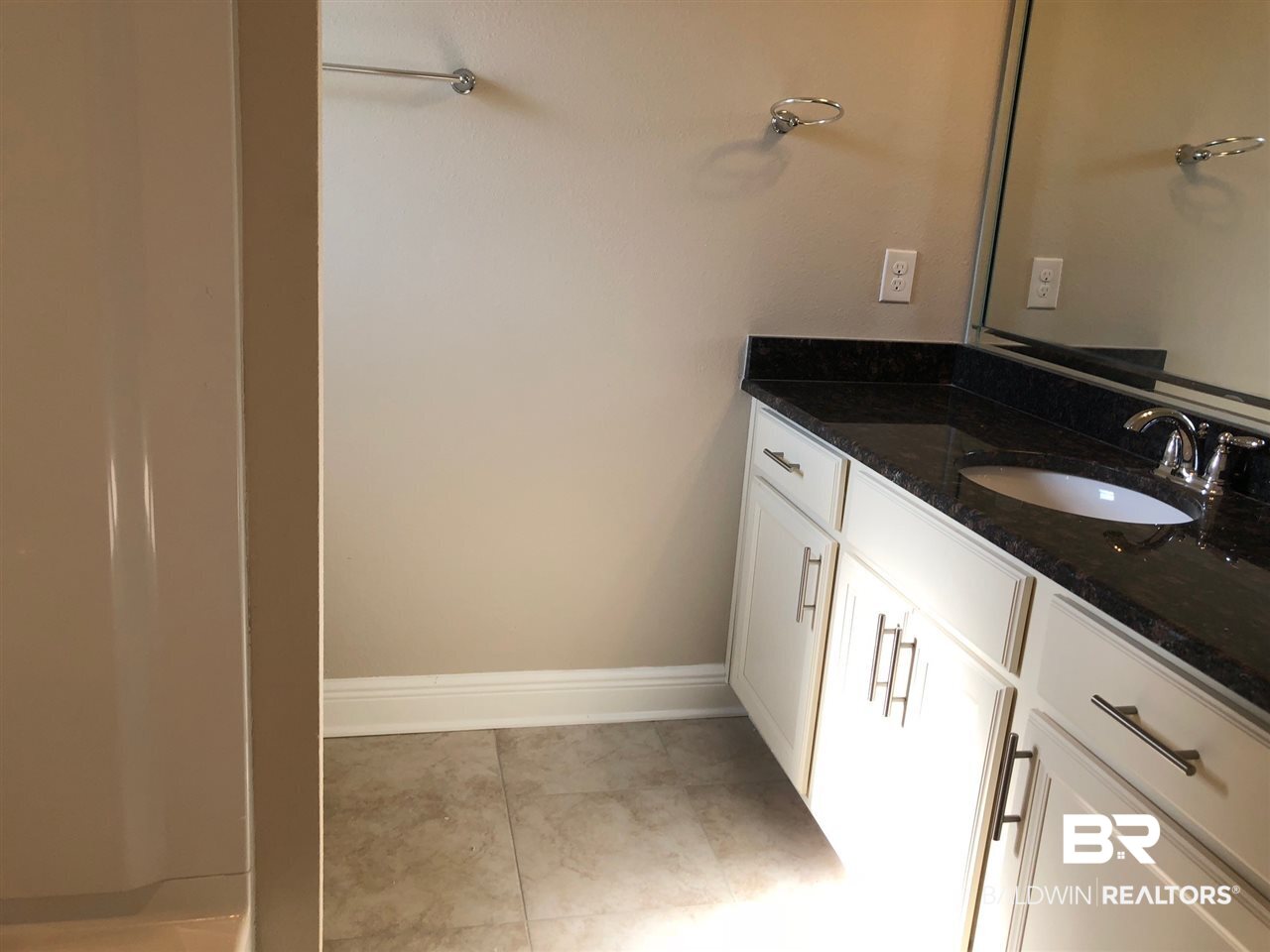 23978 Cottage Loop Orange Beach, AL 36561 - Photo 16 of 29 Upstairs Bedroom 3 Privat