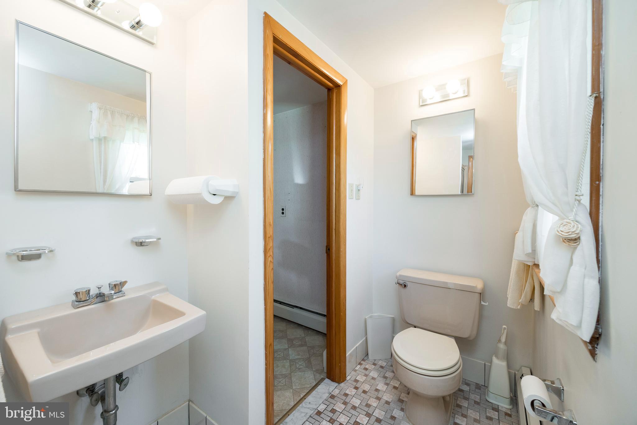 24 East 7 Stars Road Phoenixville, PA 19460 - Photo 15 of 33 Full Bath off of Sunroom