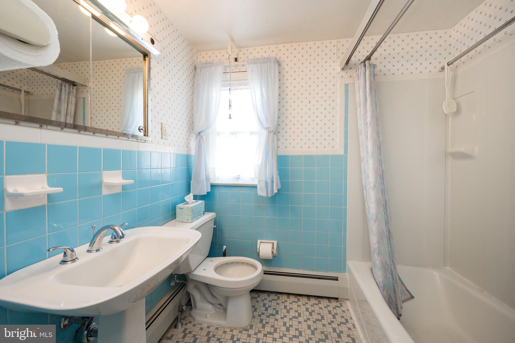 24 East 7 Stars Road Phoenixville, PA 19460 - Photo 21 of 33 Hall Bath