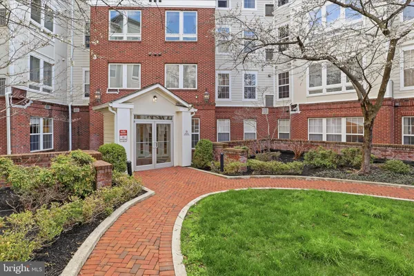 $439,900 | 801 South Greenbrier Street, Unit 103, Arlington, VA 22204