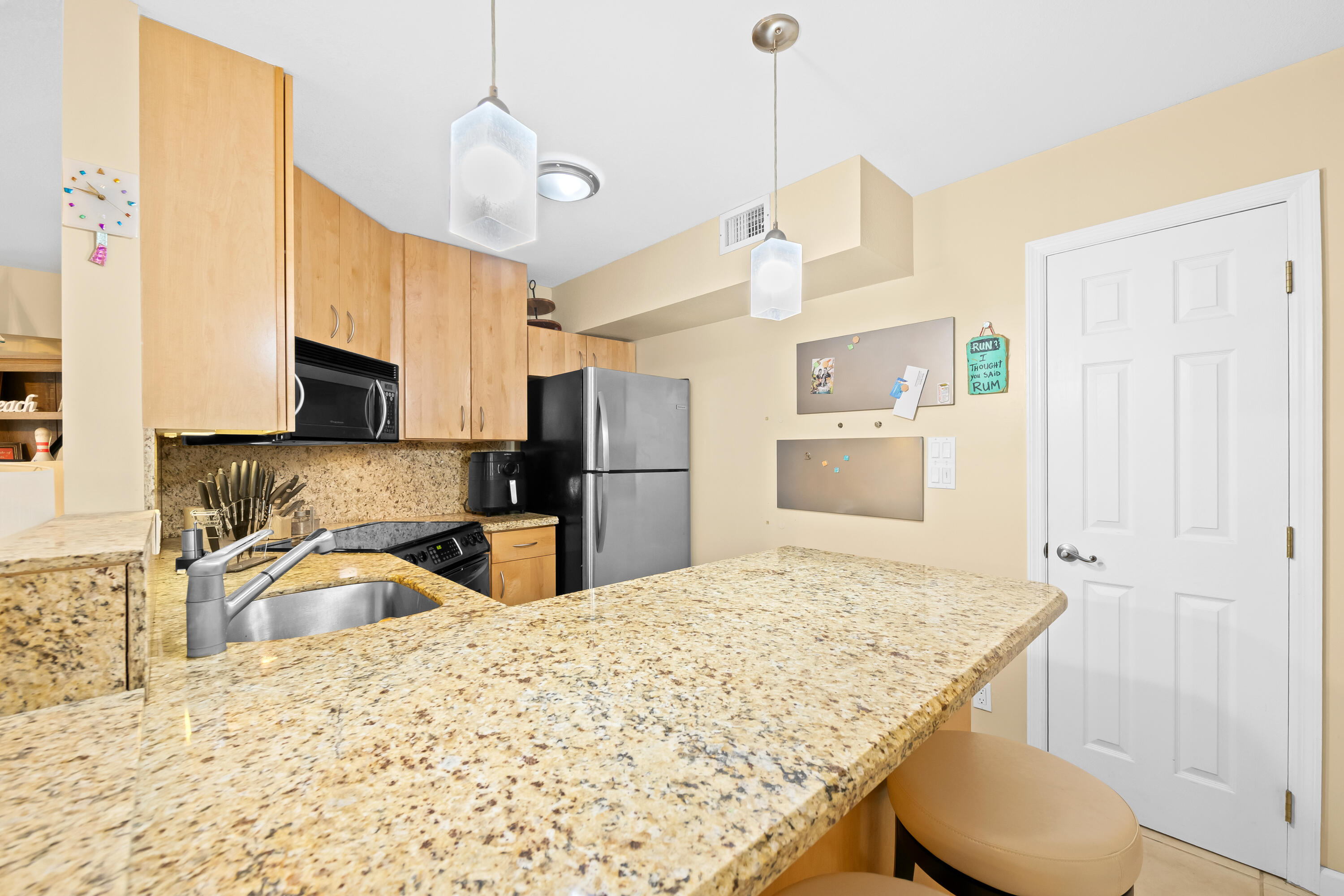 95 North Birch Road, Unit 304 Fort Lauderdale, FL 33304 - Photo 10 of 35 DSC_1536