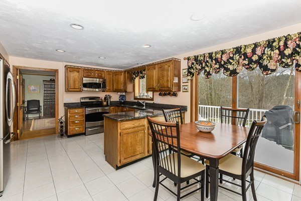 21 Raven Road Canton, MA 02021 - Photo 4 of 27
