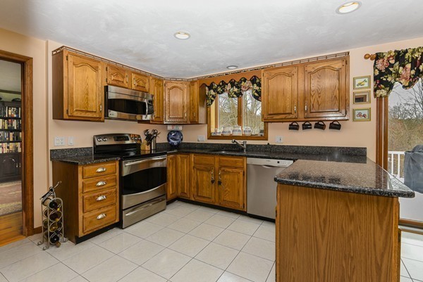 21 Raven Road Canton, MA 02021 - Photo 5 of 27