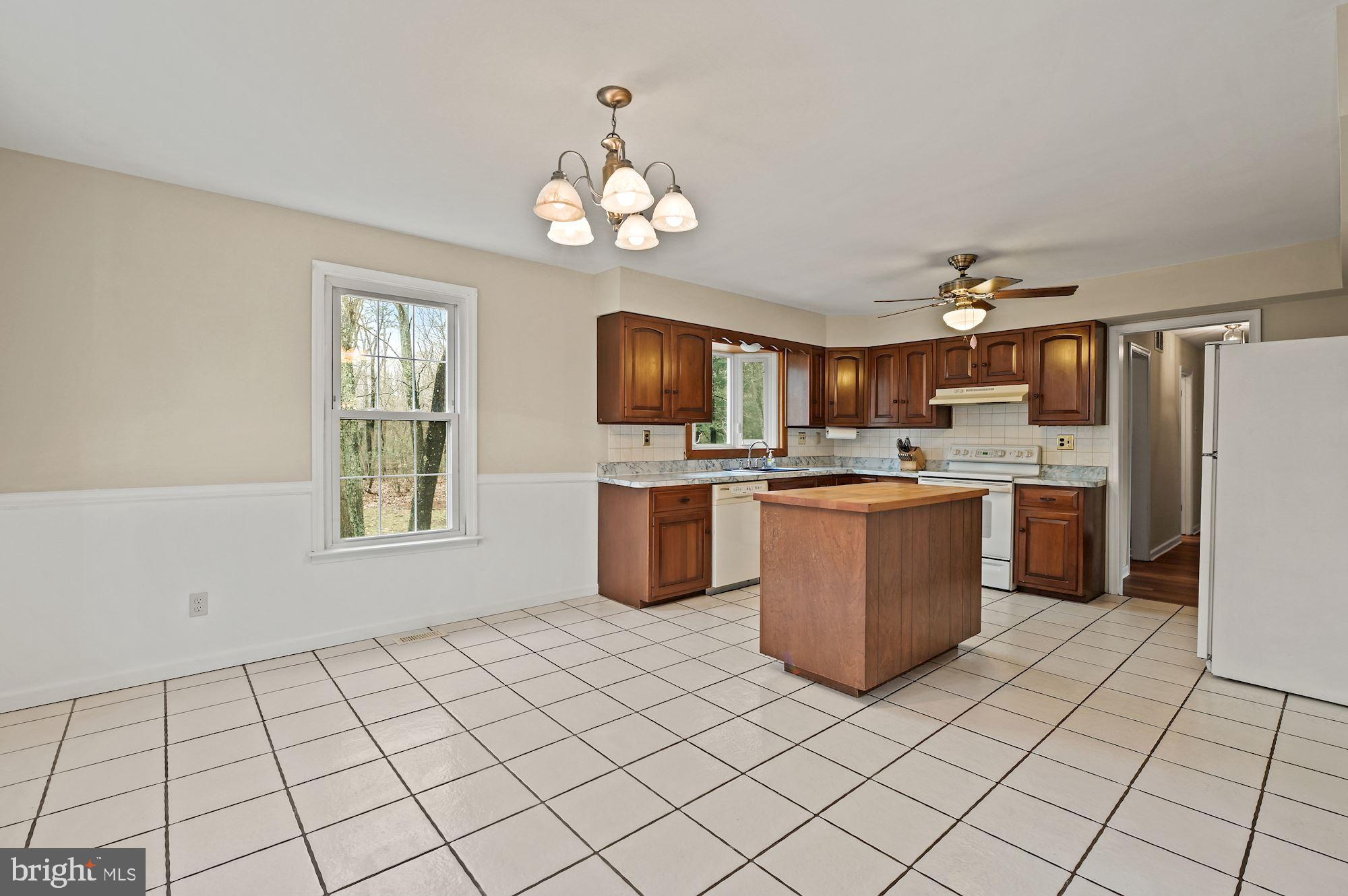 91 Hawkin Road Tabernacle, NJ 08088 - Photo 12 of 33 Large eat in kitchen